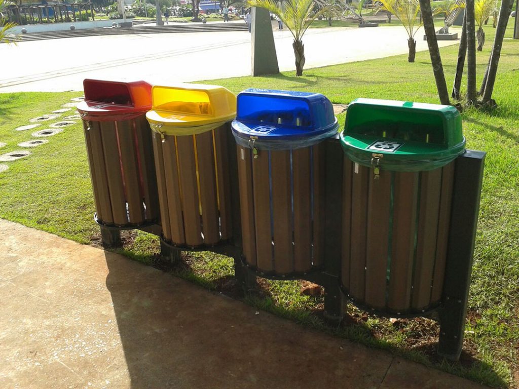 Conjunto de lixeiras em madeira plástica com 4 cestos